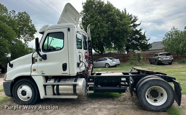 image for item NP9780 2012 Freightliner Cascadia  semi truck