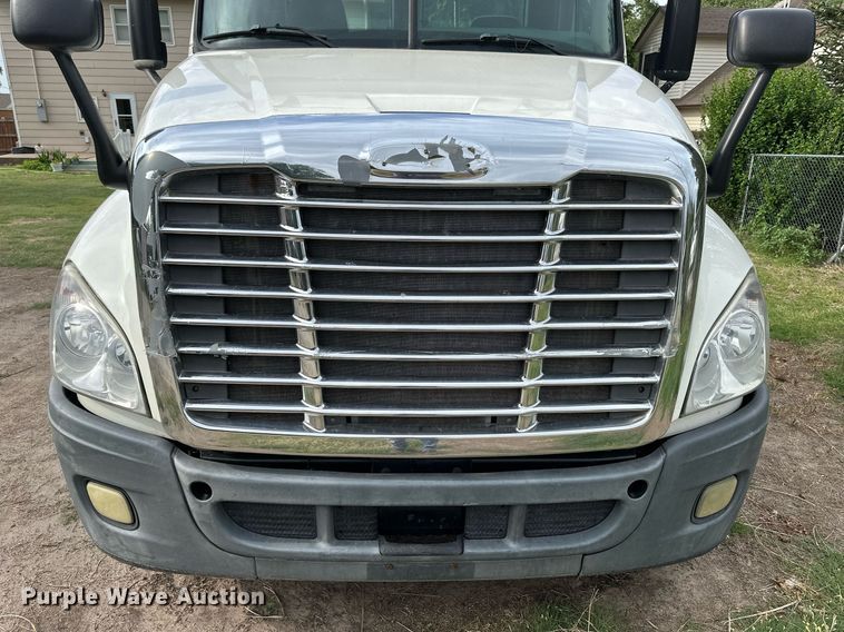 image for item NP9780 2012 Freightliner Cascadia  semi truck