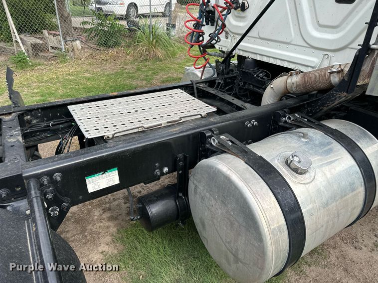 image for item NP9780 2012 Freightliner Cascadia  semi truck