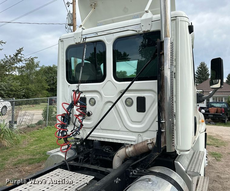 image for item NP9780 2012 Freightliner Cascadia  semi truck