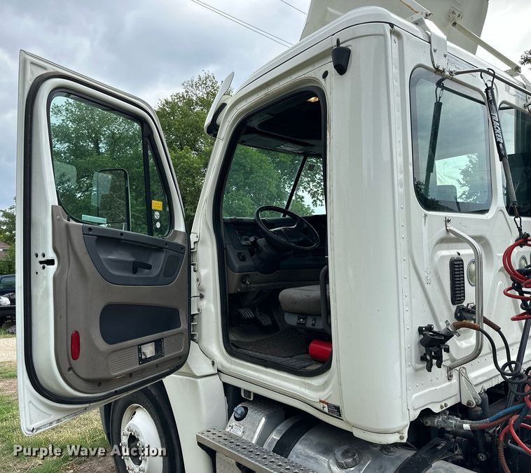 image for item NP9780 2012 Freightliner Cascadia  semi truck