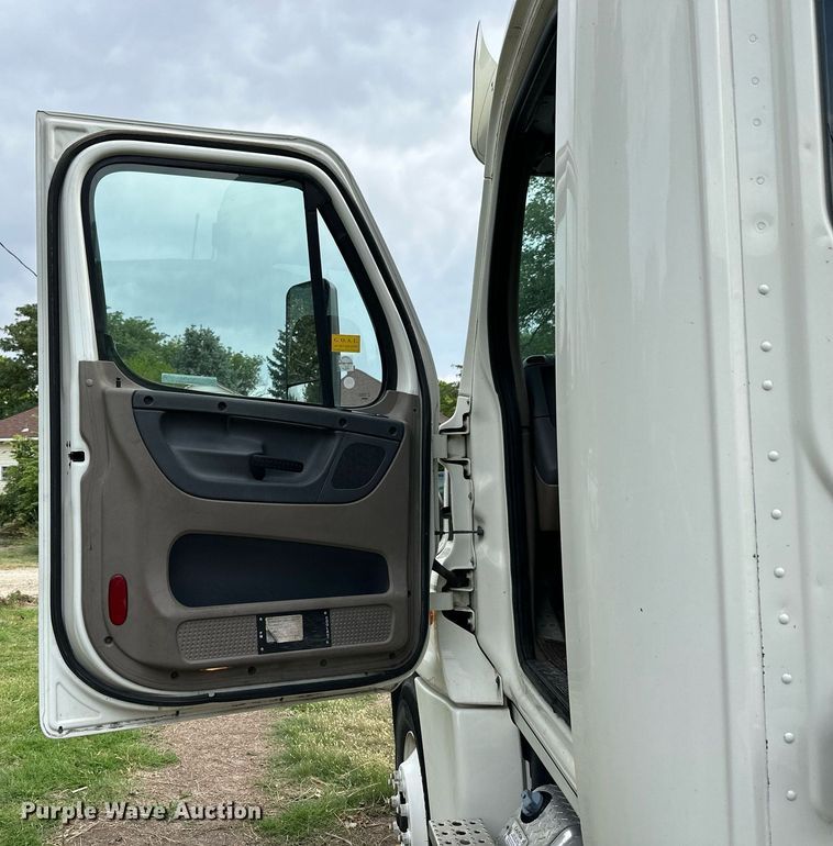 image for item NP9780 2012 Freightliner Cascadia  semi truck