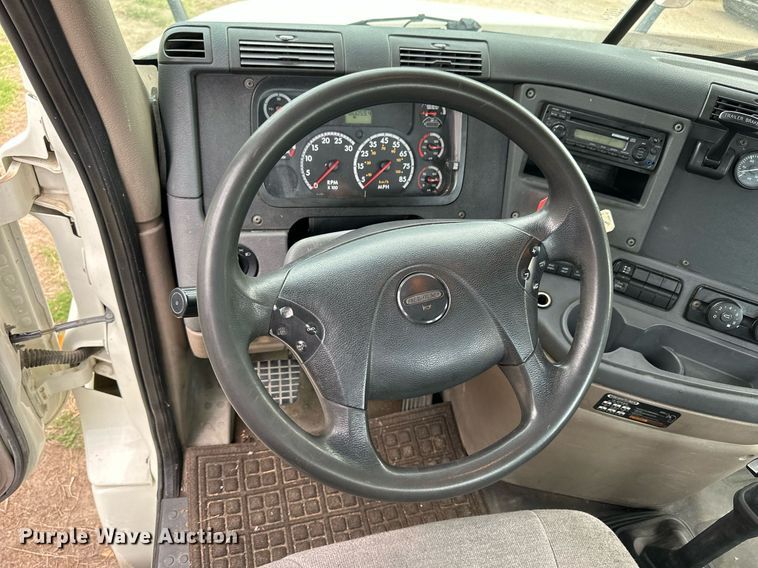 image for item NP9780 2012 Freightliner Cascadia  semi truck