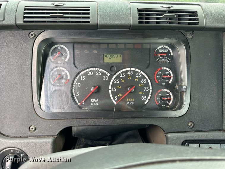 image for item NP9780 2012 Freightliner Cascadia  semi truck