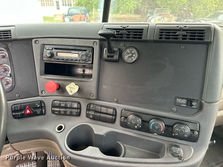 image for item NP9780 2012 Freightliner Cascadia  semi truck