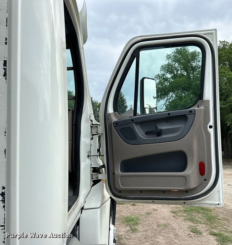 image for item NP9780 2012 Freightliner Cascadia  semi truck