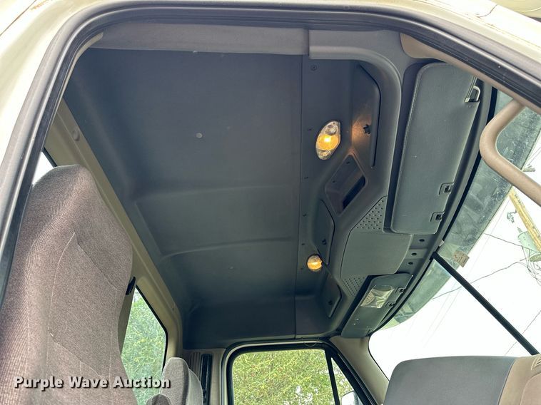 image for item NP9780 2012 Freightliner Cascadia  semi truck