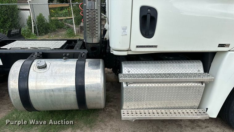 image for item NP9780 2012 Freightliner Cascadia  semi truck