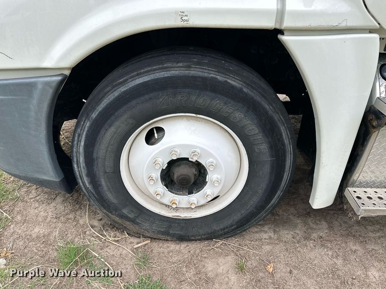 image for item NP9780 2012 Freightliner Cascadia  semi truck