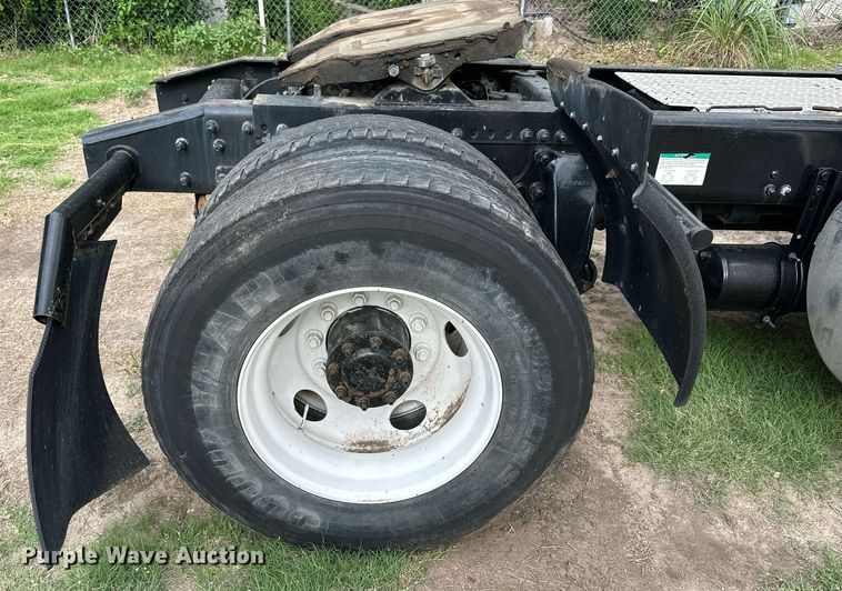 image for item NP9780 2012 Freightliner Cascadia  semi truck