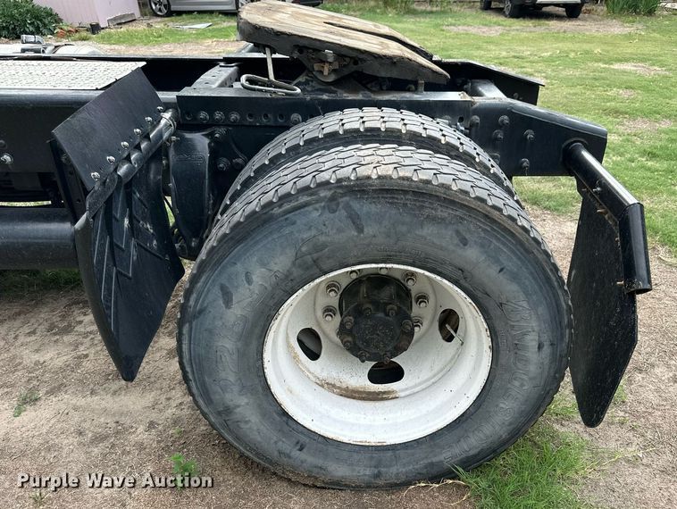 image for item NP9780 2012 Freightliner Cascadia  semi truck