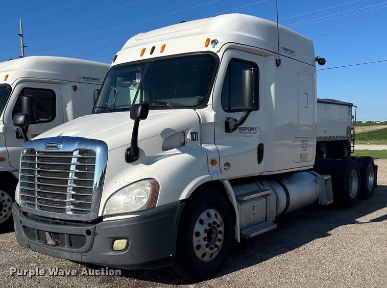 image for item NP9782 2013 Freightliner Cascadia  semi truck