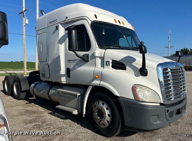 image for item NP9782 2013 Freightliner Cascadia  semi truck