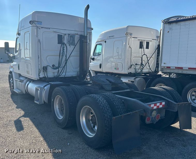 image for item NP9782 2013 Freightliner Cascadia  semi truck