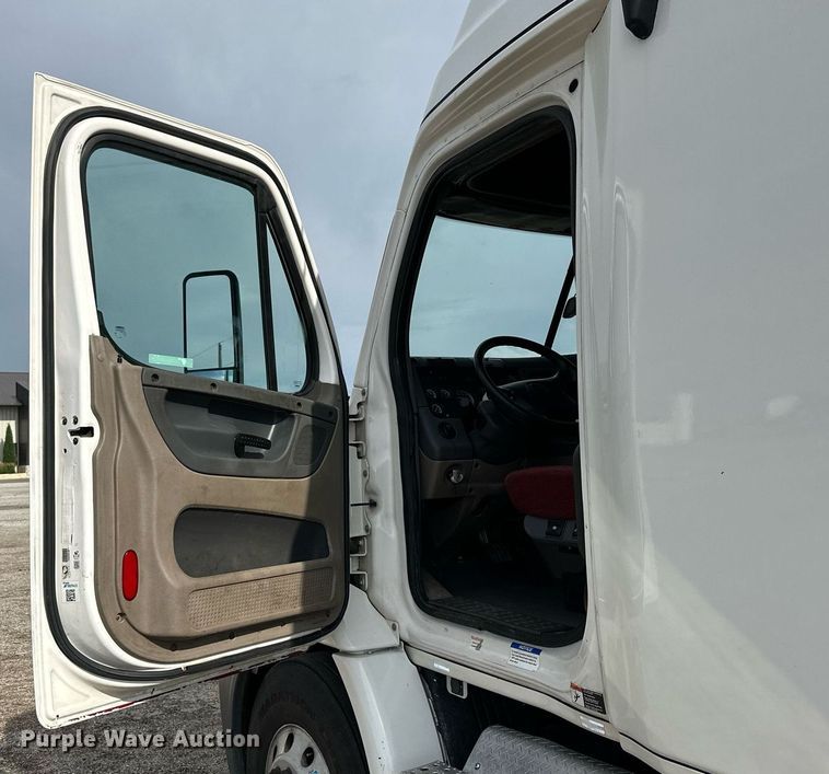 image for item NP9782 2013 Freightliner Cascadia  semi truck