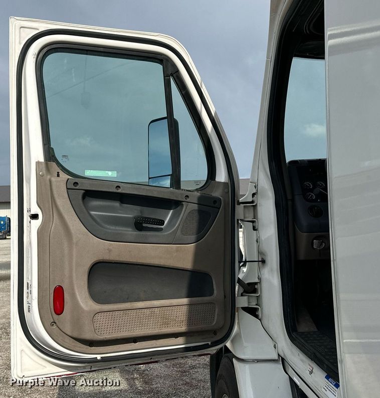 image for item NP9782 2013 Freightliner Cascadia  semi truck