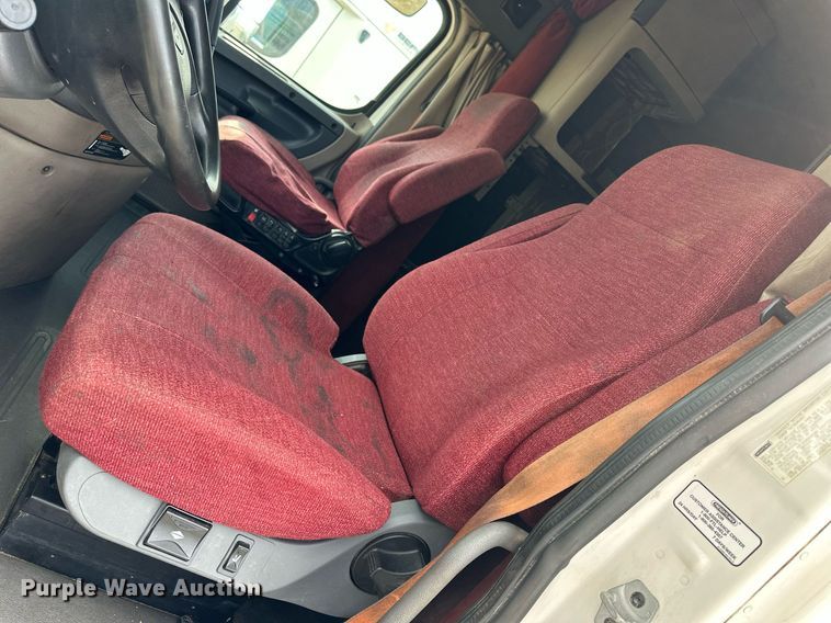 image for item NP9782 2013 Freightliner Cascadia  semi truck