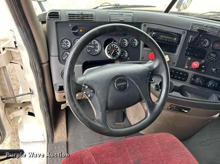 image for item NP9782 2013 Freightliner Cascadia  semi truck