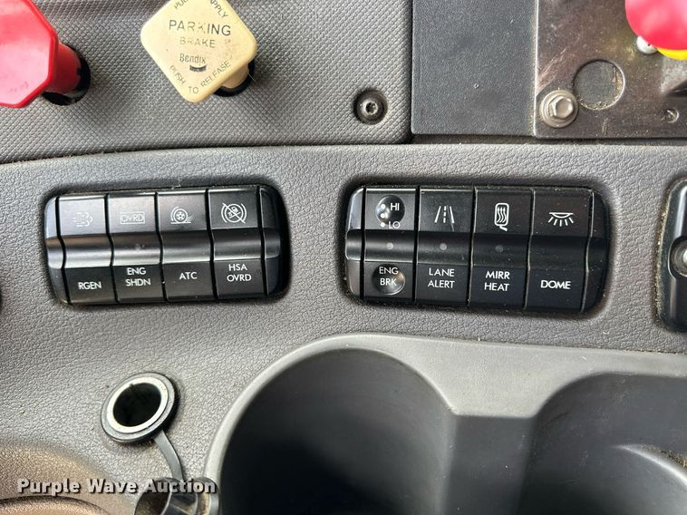 image for item NP9782 2013 Freightliner Cascadia  semi truck