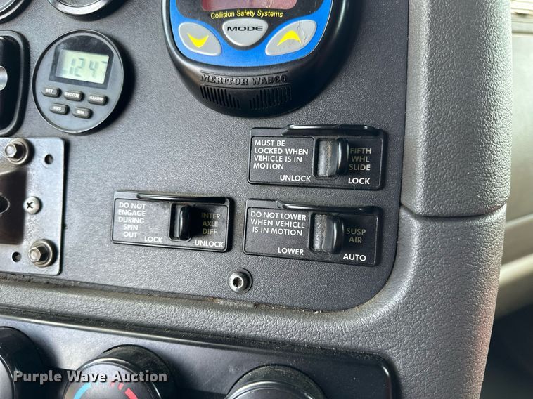 image for item NP9782 2013 Freightliner Cascadia  semi truck