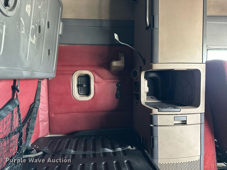 image for item NP9782 2013 Freightliner Cascadia  semi truck