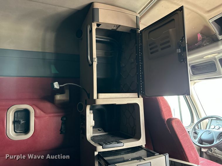 image for item NP9782 2013 Freightliner Cascadia  semi truck