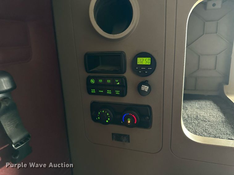 image for item NP9782 2013 Freightliner Cascadia  semi truck