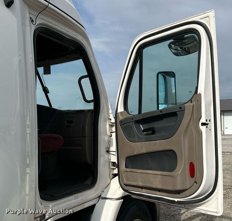 image for item NP9782 2013 Freightliner Cascadia  semi truck