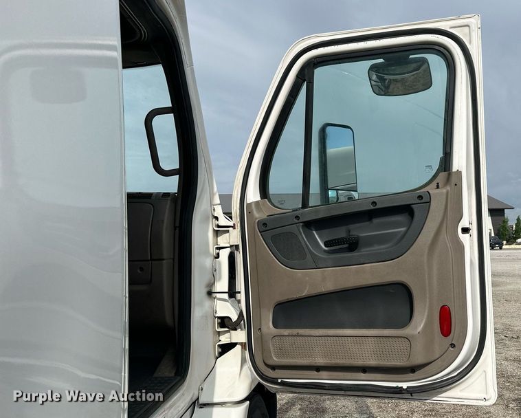 image for item NP9782 2013 Freightliner Cascadia  semi truck