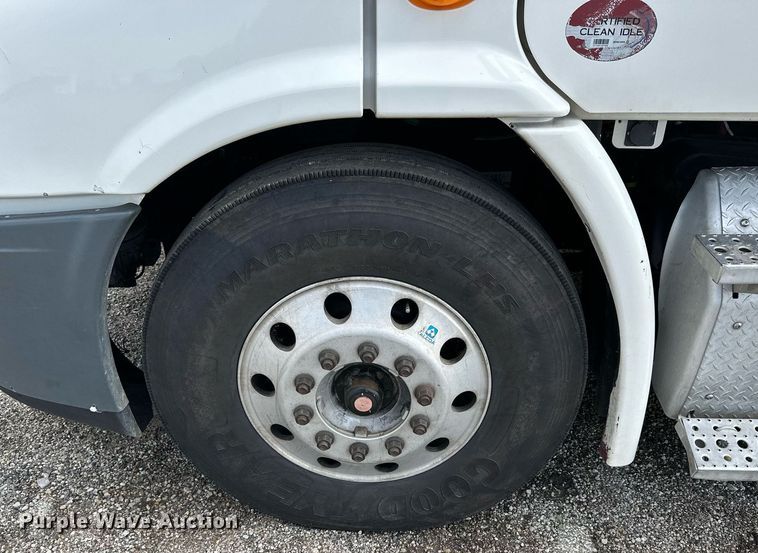 image for item NP9782 2013 Freightliner Cascadia  semi truck