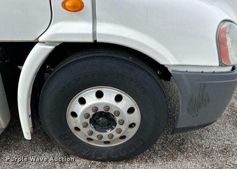 image for item NP9782 2013 Freightliner Cascadia  semi truck