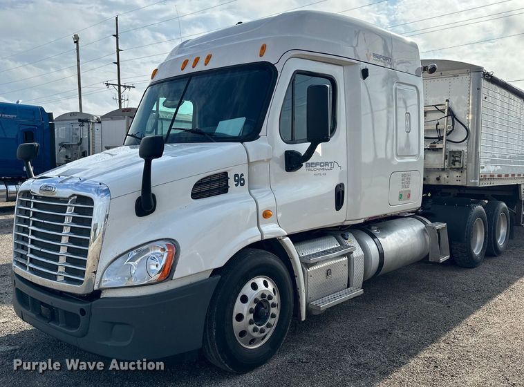 image for item NP9784 2013 Freightliner Cascadia  semi truck