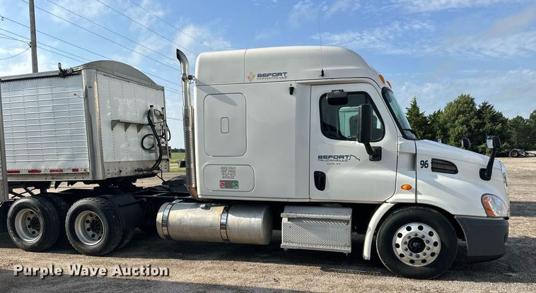 image for item NP9784 2013 Freightliner Cascadia  semi truck