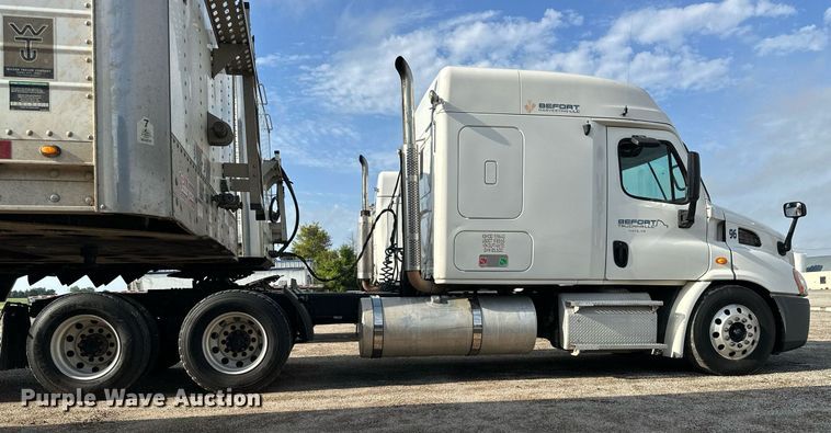 image for item NP9784 2013 Freightliner Cascadia  semi truck