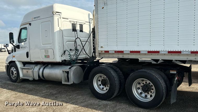 image for item NP9784 2013 Freightliner Cascadia  semi truck