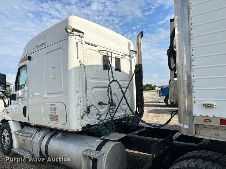 image for item NP9784 2013 Freightliner Cascadia  semi truck