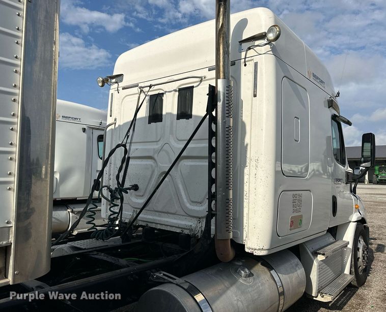 image for item NP9784 2013 Freightliner Cascadia  semi truck