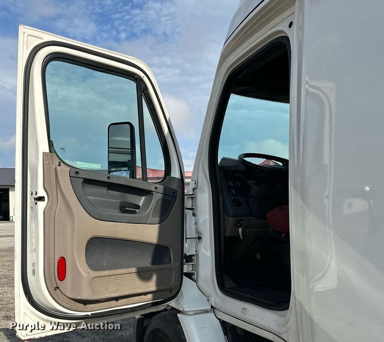 image for item NP9784 2013 Freightliner Cascadia  semi truck