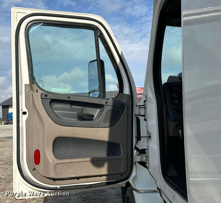 image for item NP9784 2013 Freightliner Cascadia  semi truck