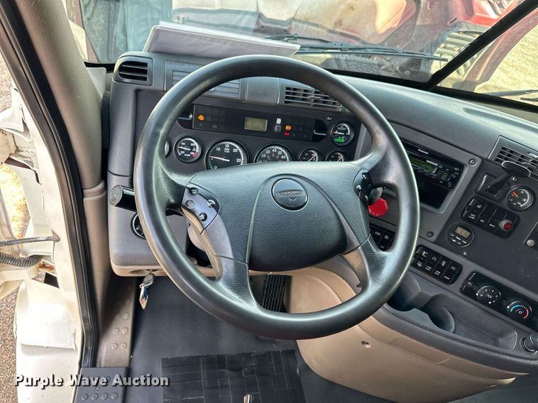 image for item NP9784 2013 Freightliner Cascadia  semi truck