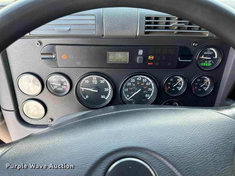 image for item NP9784 2013 Freightliner Cascadia  semi truck