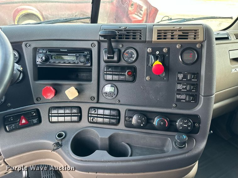 image for item NP9784 2013 Freightliner Cascadia  semi truck