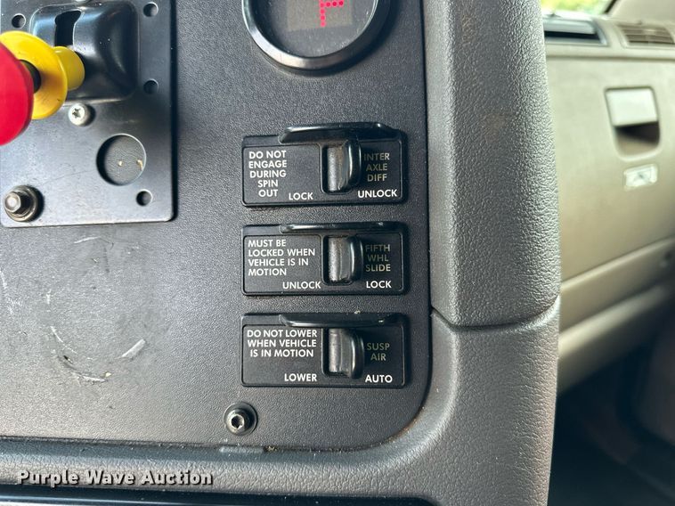 image for item NP9784 2013 Freightliner Cascadia  semi truck