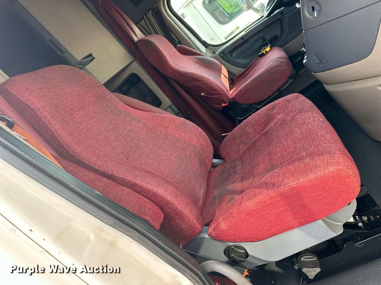 image for item NP9784 2013 Freightliner Cascadia  semi truck