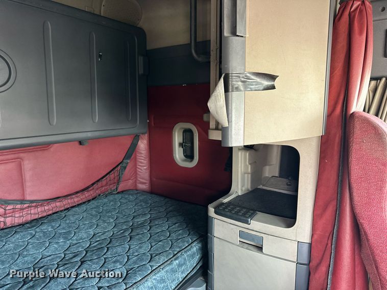 image for item NP9784 2013 Freightliner Cascadia  semi truck