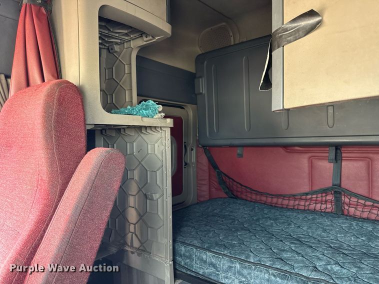 image for item NP9784 2013 Freightliner Cascadia  semi truck