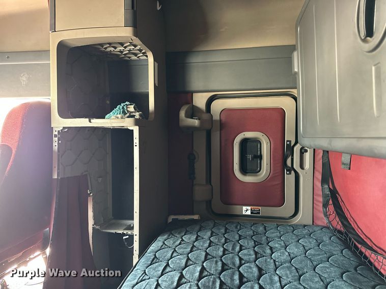 image for item NP9784 2013 Freightliner Cascadia  semi truck