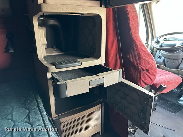 image for item NP9784 2013 Freightliner Cascadia  semi truck