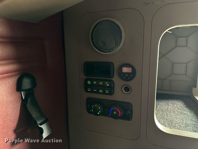 image for item NP9784 2013 Freightliner Cascadia  semi truck