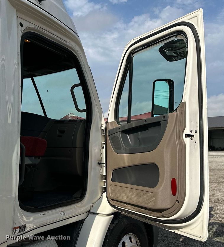 image for item NP9784 2013 Freightliner Cascadia  semi truck